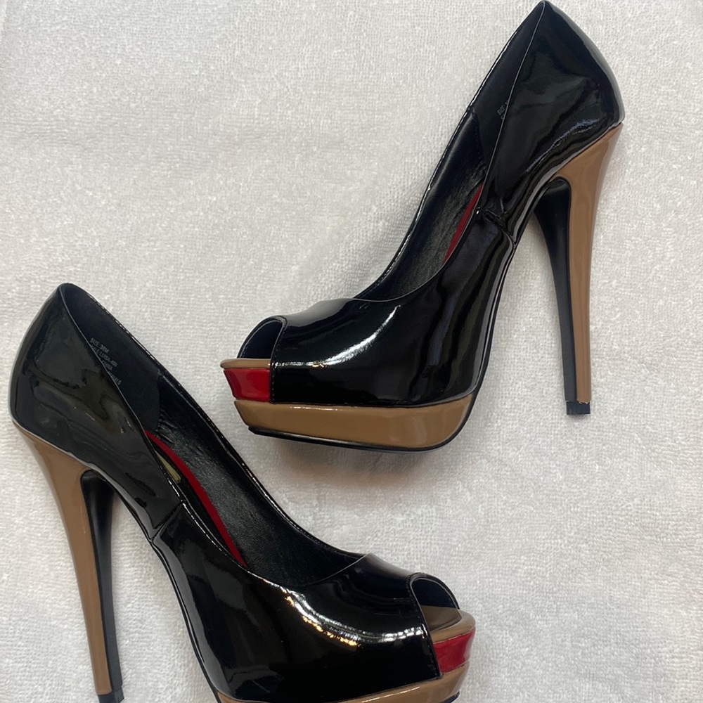 Two lips high heel shoes 👠 stunning 2 tone